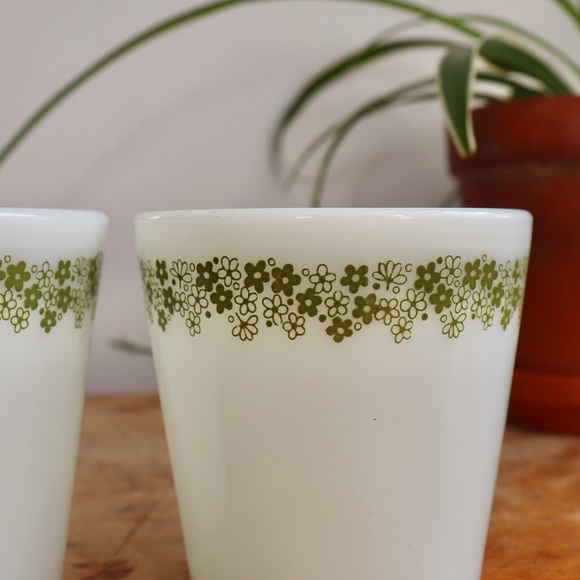 Pyrex Crazy Daisy Mugs Set of 2 Milk glass Green White - Picture 3 of 6